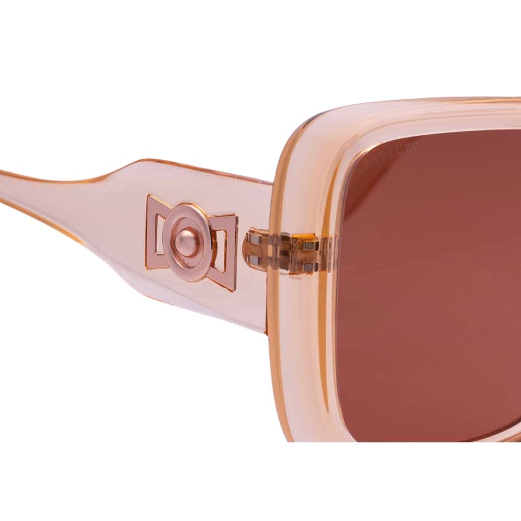 Detalle de la varilla de las Gafas de Sol Lens Luxe Amelia TR7559 C551 P297 con acabado metálico exclusivo.