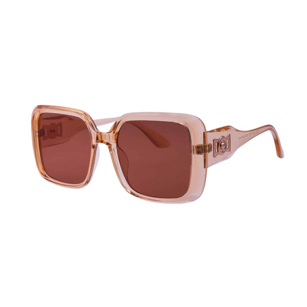 Gafas de Sol Lens Luxe Amelia TR7559 C551 P297 en vista de tres cuartos que destaca su diseño cuadrado y montura transparente.